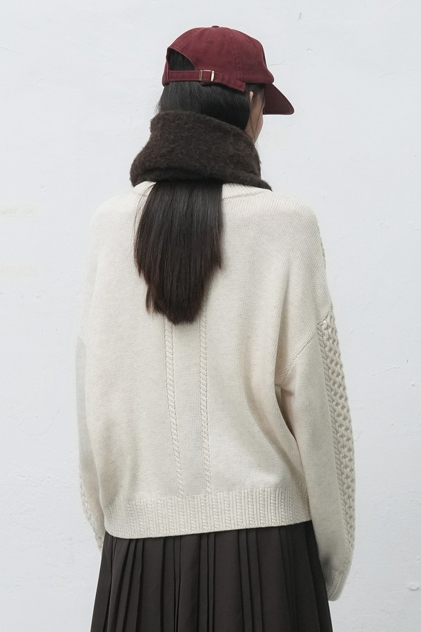 [25FW] WOMAN 플라워 케이블 니트 풀오버는 여성용 상의 니트/스웨터입니다. 아이보리 컬러의 울 소재로 제작되었으며, 가을과 겨울에 착용하기 좋습니다. 캐주얼 스타일의 레귤러 핏으로, 라운드 넥과 긴 소매 디자인이 특징입니다. 두꺼운 두께감과 부드러운 촉감, 플라워 자수 디테일, 플라워 및 케이블 패턴이 돋보이는 풀오버입니다.
