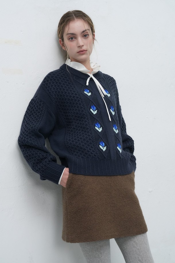 [25FW] WOMAN 플라워 케이블 니트 풀오버는 여성용 상의 니트/스웨터 제품입니다. 네이비, 화이트, 브라운 세 가지 색상으로 제공되며, 가을과 겨울에 따뜻하게 입을 수 있습니다. 울 소재로 제작되어 부드러운 촉감을 선사하며, 플라워 및 케이블 패턴, 자수 디테일이 돋보입니다. 레귤러핏 라운드넥 디자인에 긴소매 기장, 두꺼운 두께감으로 캐주얼하고 클래식한 스타일을 연출합니다.
