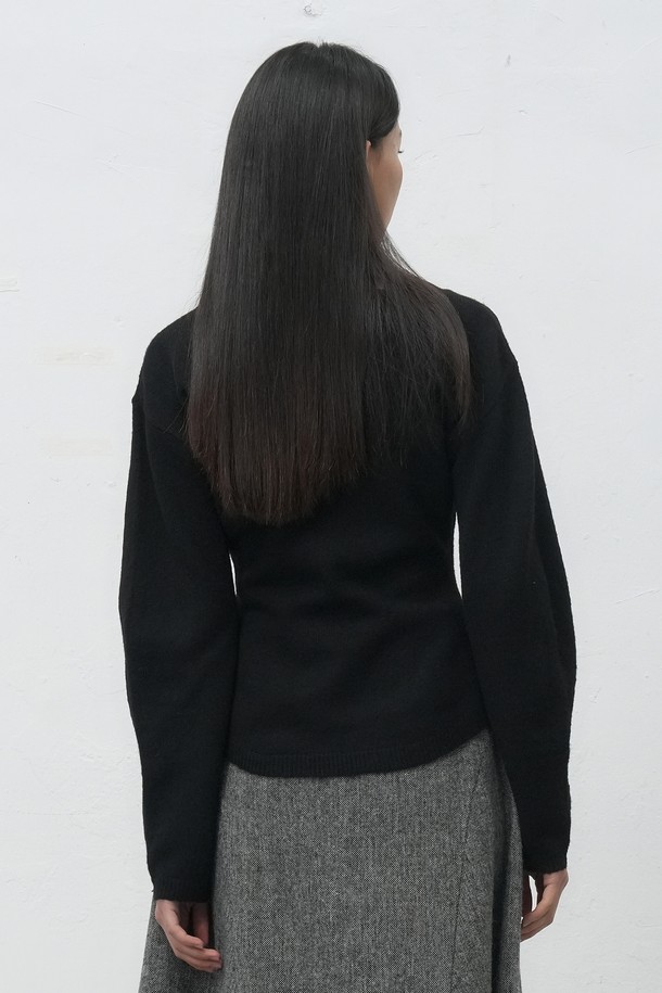 [25FW] WOMAN 스트랩 니트 풀오버 [3COL] / WBE4L05547은 여성용 니트/스웨터로, 가을과 겨울에 착용하기 좋은 두꺼운 두께감의 긴소매 풀오버입니다. 블랙과 화이트 두 가지 색상으로 출시되었으며, 미니멀하고 베이직한 스타일을 연출합니다. 스퀘어넥 디자인과 스트랩 디테일이 특징이며, 부드러운 촉감의 니트 소재로 제작되어 편안한 착용감을 선사합니다. 레귤러핏으로 제작되어 데이트룩, 모임룩 등 다양한 TPO에 활용 가능하며, 미니멀, 클래식, 캐주얼 스타일을 즐기는 분들께 추천합니다.
