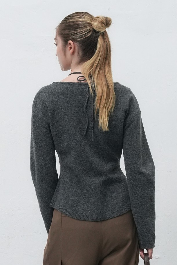 [25FW] WOMAN 스트랩 니트 풀오버 [3COL] / WBE4L05547는 여성용 상의 니트/스웨터 제품입니다. 부드러운 울 소재로 제작되어 가을과 겨울에 따뜻하게 착용할 수 있으며, 레귤러핏에 라운드넥 디자인으로 베이직하고 미니멀한 스타일을 연출합니다. 긴소매와 두꺼운 두께감으로 보온성을 높였으며, 그레이 컬러에 무지 패턴으로 다양한 코디에 활용하기 좋습니다. 출근룩과 모임룩, 클래식, 미니멀, 캐주얼 스타일 모두 소화 가능한 아이템으로, 스트랩 디테일이 포인트입니다.
