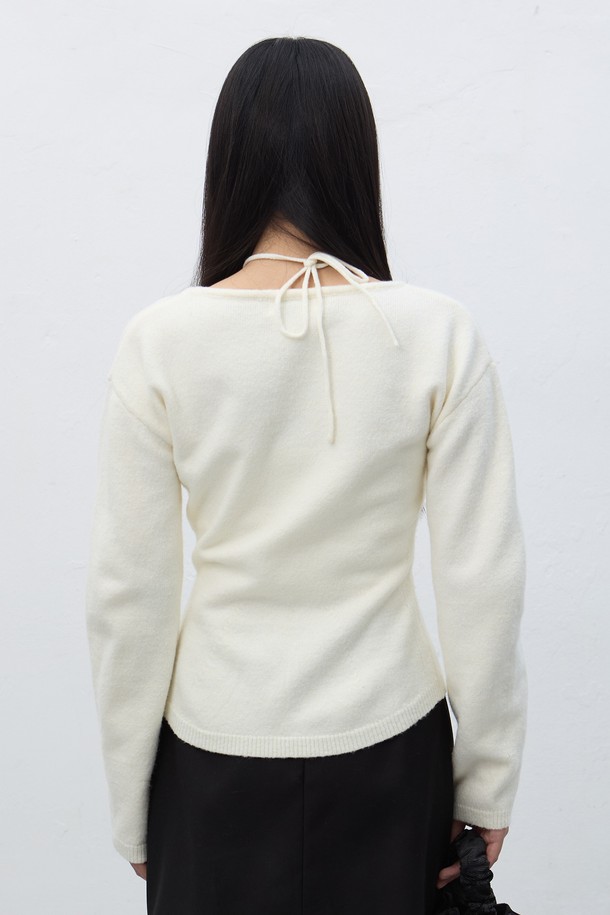 [25FW] WOMAN 스트랩 니트 풀오버는 여성용 상의 니트/스웨터입니다. 겨울, 가을 계절에 어울리는 두꺼운 두께감과 부드러운 촉감이 특징이며, 베이직한 스타일에 라운드넥 디자인으로 제작되었습니다. 긴 소매 기장의 레귤러핏 니트 풀오버로, 일상과 출근룩, 모임룩 등 다양한 TPO에 활용 가능합니다. 무지 패턴에 스트랩 디테일이 더해져 클래식, 미니멀, 캐주얼 스타일을 연출하기 좋습니다.
