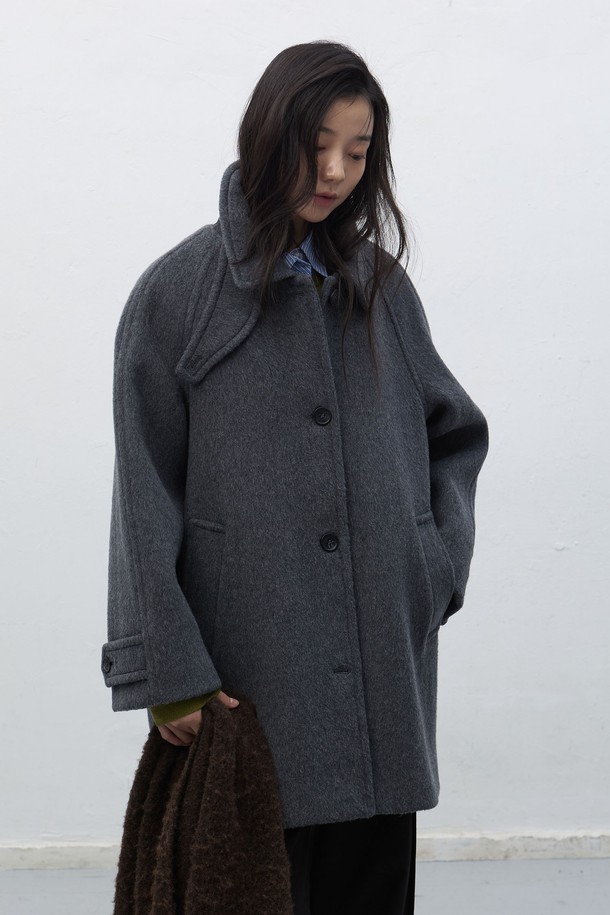 세련된 디자인과 뛰어난 보온성을 자랑하는 [25FW] WOMAN 울 발마칸 하프 코트입니다. 차콜, 오트밀, 네이비 3가지 색상으로 출시되어, 어떤 룩에도 자연스럽게 어울립니다. 클래식하고 베이직한 스타일로, 오피스룩, 출근룩, 모임룩 등 다양한 TPO에 활용 가능합니다. 레귤러핏의 하프 기장으로, 울 소재 특유의 고급스러운 분위기를 연출하며, 싱글 버튼 여밈 방식으로 간편하게 착용할 수 있습니다. 가을, 겨울 시즌에 따뜻하고 스타일리시하게 연출해 보세요.

