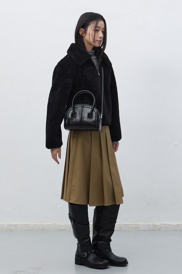 [25FW] WOMAN 플리츠 랩 스커트 [2COL]는 여성스러운 실루엣을 연출하는 플리츠 랩 스커트입니다. 미니멀하고 클래식한 디자인으로, 가을과 겨울에 따뜻하게 착용할 수 있습니다. 블랙과 베이지 두 가지 컬러로 출시되어, 다양한 오피스룩, 출근룩, 모임룩에 활용하기 좋습니다. 랩 스타일의 플리츠 디테일이 세련된 시크 스타일을 완성하며, 25FW 시즌을 대표하는 아이템입니다.
