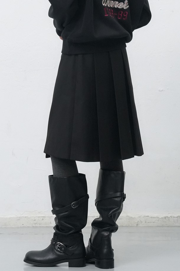 [25FW] WOMAN 플리츠 랩 스커트 [2COL]는 여성스러운 실루엣을 연출하는 플리츠 랩 스커트입니다. 미니멀하고 클래식한 디자인으로, 가을과 겨울에 따뜻하고 세련된 스타일을 완성해줍니다. 블랙과 베이지 두 가지 색상으로 제공되어, 오피스룩, 출근룩, 모임룩 등 다양한 TPO에 활용 가능합니다. 시크하고 세련된 무드를 연출하며, 플리츠 디테일이 은은한 포인트를 더합니다. 25FW 시즌을 맞아 출시된 이 스커트는 당신의 스타일을 한층 끌어올려 줄 것입니다.
