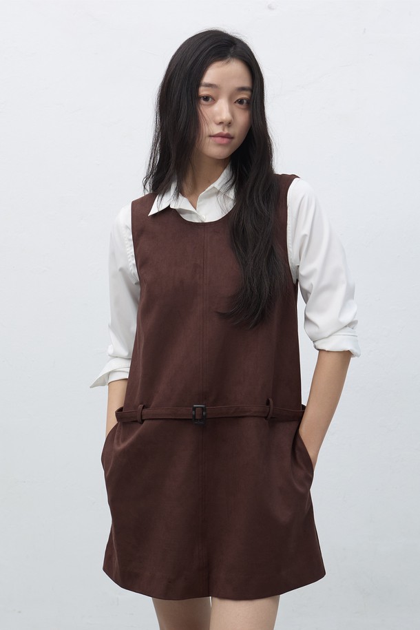 [25FW] WOMAN 스웨이드 벨티드 원피스 [3COL] / WBE4L15512는 부드러운 스웨이드 소재로 제작된 여성용 벨티드 원피스입니다. 다크 베이지, 블랙, 다크 브라운 3가지 색상으로 출시되었으며, 가을과 겨울에 어울리는 두꺼운 두께감으로 따뜻하게 착용할 수 있습니다. 라운드넥과 A라인 치마가 특징이며, 허리 벨트 디테일로 여성스러운 실루엣을 연출합니다. 미니멀하고 클래식한 스타일로 오피스룩, 모임룩, 데이트룩 등 다양한 TPO에 활용 가능합니다.
