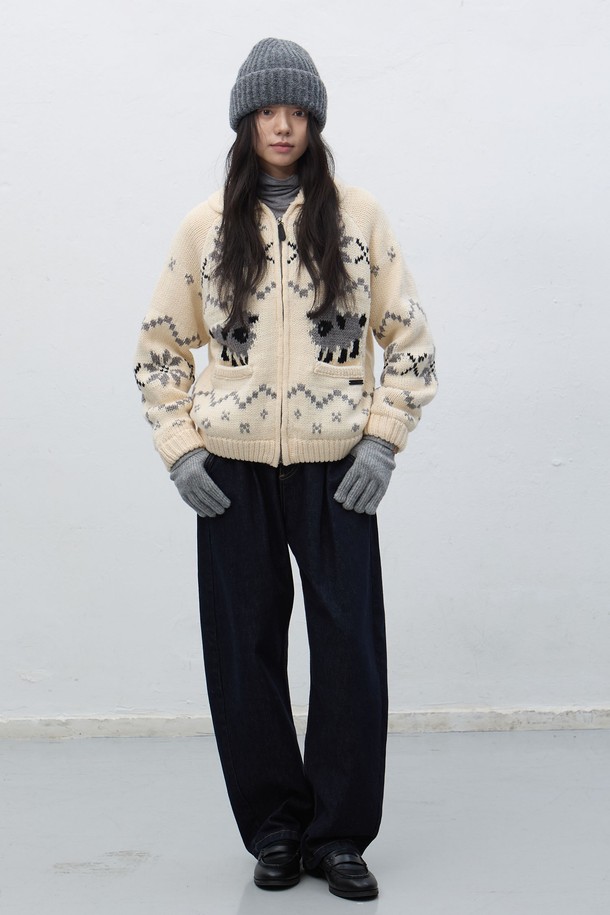 [25FW] WOMAN 울 블랜드 코위찬 니트 점퍼는 여성스러운 캐주얼 스타일을 완성하는 니트 점퍼입니다. 아이보리, 그레이 2가지 색상으로 출시되었으며, 부드러운 촉감의 울 소재로 제작되어 가을, 겨울 시즌에 따뜻하게 착용할 수 있습니다. 레귤러핏에 집업 스타일로 편안한 착용감을 제공하며, 코위찬 패턴과 기하학, 노르딕 무늬가 돋보입니다. 출근룩, 모임룩 등 다양한 TPO에 활용 가능하며, 캐주얼, 클래식, 미니멀 스타일을 즐겨 입는 분들께 추천합니다.
