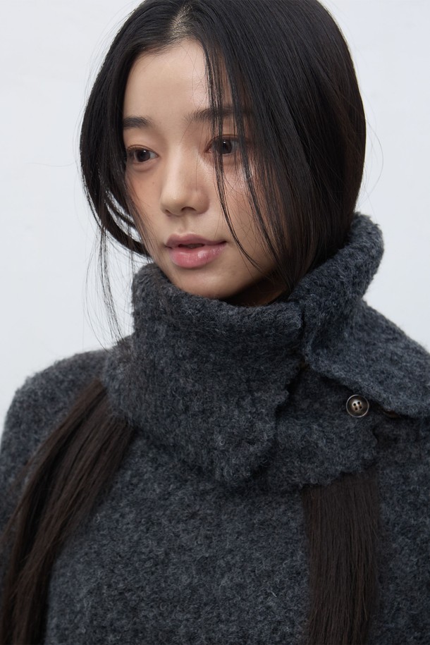 [25FW] WOMAN 넥 워머 루즈핏 부클 니트 [3COL]는 부드러운 촉감의 부클 소재로 제작되어 가을과 겨울에 따뜻하게 착용하기 좋은 여성 니트입니다. 아이보리, 차콜, 올리브 세 가지 색상으로 출시되어 다양한 스타일에 매치하기 용이합니다. 베이직 스타일의 무지 디자인에 루즈핏으로 편안함을 더했으며, 넥 워머 터틀넥 디자인으로 보온성을 높였습니다. 긴 소매 기장과 두꺼운 두께감으로 포근하고 세련된 겨울 스타일을 연출할 수 있습니다. 클래식, 미니멀, 캐주얼 등 폭넓은 스타일을 소화 가능한 데일리 니트입니다.
