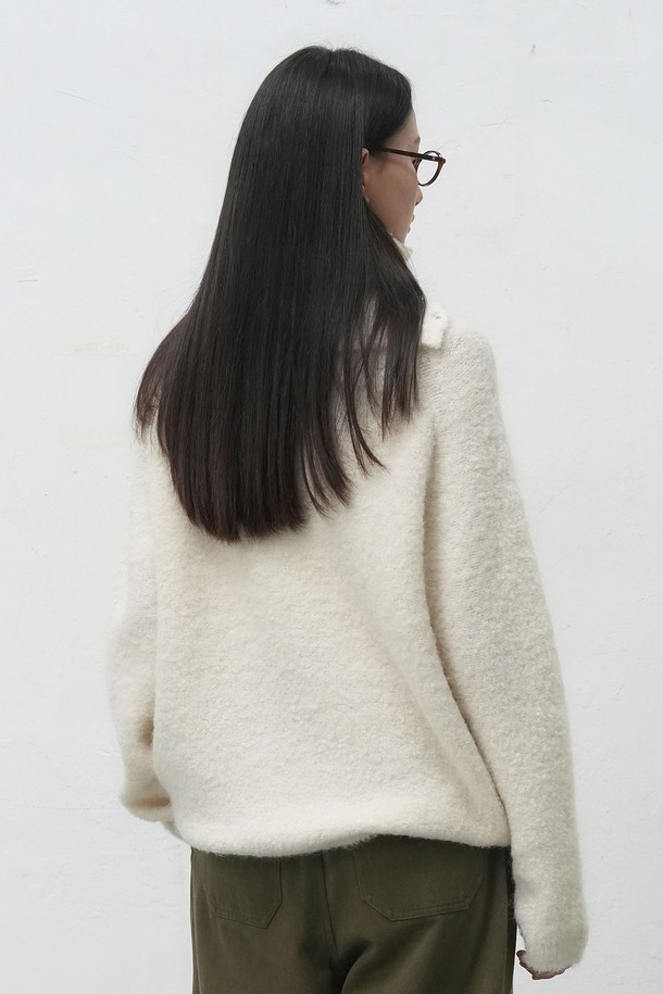 **[25FW] 우먼 넥 워머 루즈핏 부클 니트 [3COL] / WBE4L05550**

부드러운 부클 소재로 제작되어 포근한 착용감을 선사하는 여성용 넥 워머 루즈핏 니트입니다. 아이보리, 차콜, 올리브 세 가지 색상으로 출시되어 다양한 룩에 활용하기 좋습니다. 넥 워머 디자인과 루즈한 핏으로 편안하면서도 스타일리시하게 연출할 수 있으며, 가을, 겨울철 따뜻하게 입을 수 있는 두꺼운 두께감의 긴소매 니트입니다. 베이직하고 캐주얼한 스타일을 즐겨 입는 여성분들께 추천합니다. 특히 보온성이 뛰어나 추운 날씨에도 든든하게 몸을 감싸줍니다.
