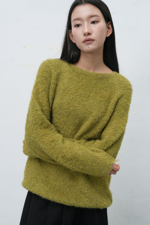 **[25FW] WOMAN 넥 워머 루즈핏 부클 니트 [3COL] / WBE4L05550**

부드러운 부클 소재로 제작된 여성용 넥 워머 루즈핏 니트입니다. 아이보리, 차콜, 올리브 세 가지 색상으로 출시되었습니다. 넥 워머 디테일이 적용되어 보온성을 높였으며, 터틀넥 디자인으로 포근한 느낌을 줍니다. 가을, 겨울 시즌에 베이직, 클래식, 미니멀, 캐주얼 스타일로 폭넓게 활용하기 좋습니다. 루즈핏으로 편안한 착용감을 선사하며, 두꺼운 두께감으로 따뜻하게 즐길 수 있습니다.
