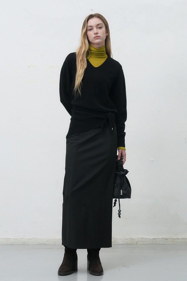 **[25FW] WOMAN 홀가먼트 울 브이넥 니트 풀오버 [4COL] / WBE4L05546**

가을과 겨울에 따뜻하게 입을 수 있는 여성용 홀가먼트 울 브이넥 니트 풀오버입니다. 부드러운 촉감의 울 소재로 제작되어 편안한 착용감을 선사하며, 레귤러 핏으로 어떤 스타일에도 잘 어울립니다. 베이직하고 미니멀한 디자인으로, 출근룩이나 모임룩 등 다양한 TPO에 활용할 수 있습니다. 클래식, 미니멀, 캐주얼 스타일 모두 소화 가능하며, 아이보리, 버건디, 차콜, 블랙 4가지 다채로운 색상으로 출시되었습니다. 긴 소매와 두꺼운 두께감으로 겨울철에도 따뜻하게 착용할 수 있습니다.
