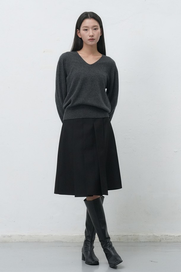 **[25FW] WOMAN 홀가먼트 울 브이넥 니트 풀오버 [4COL] / WBE4L05546**

부드러운 울 소재로 제작되어 포근한 착용감을 선사하는 여성 홀가먼트 브이넥 니트 풀오버입니다. 가을과 겨울 시즌에 적합하며, 베이직하고 미니멀한 스타일을 연출합니다. 레귤러 핏과 긴소매 디자인으로 편안하게 착용 가능하며, 아이보리, 버건디, 차콜, 블랙 4가지 다채로운 컬러 옵션을 제공합니다. 홀가먼트 기법으로 제작되어 깔끔한 핏과 고급스러운 분위기를 더하며, 다양한 룩에 활용하기 좋은 데일리 아이템입니다.
