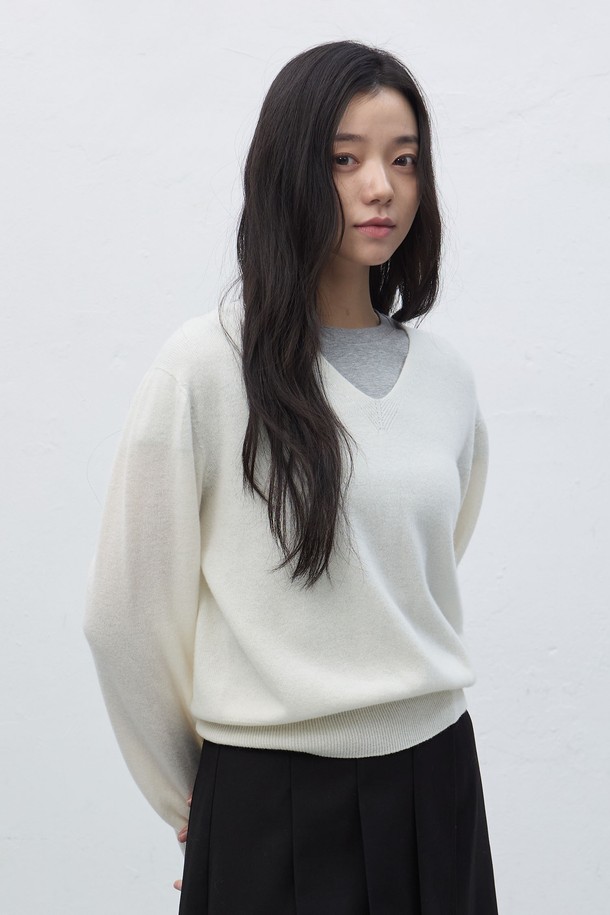 **[25FW] WOMAN 홀가먼트 울 브이넥 니트 풀오버 [4COL] / WBE4L05546**

부드러운 울 소재로 제작되어 포근한 착용감을 선사하는 여성용 홀가먼트 브이넥 니트 풀오버입니다. 가을, 겨울 시즌에 어울리는 두꺼운 두께감으로 따뜻함을 더하며, 레귤러 핏 디자인으로 편안하게 착용할 수 있습니다. 베이직한 스타일로 다양한 룩에 활용하기 좋으며, 클래식, 미니멀, 캐주얼 스타일을 연출할 수 있습니다. 아이보리, 버건디, 차콜, 블랙 4가지 다채로운 컬러로 출시되었습니다. 긴 소매 기장의 풀오버로, 데일리룩에 포인트 아이템으로 활용하기 좋습니다.
