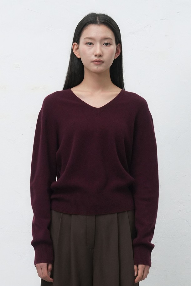 **[25FW] WOMAN 홀가먼트 울 브이넥 니트 풀오버 [4COL] / WBE4L05546**

부드러운 촉감의 울 소재로 제작된 여성용 홀가먼트 브이넥 니트 풀오버입니다. 가을과 겨울에 따뜻하게 착용하기 좋으며, 레귤러 핏으로 편안한 착용감을 선사합니다. 베이직한 디자인으로 클래식과 미니멀 스타일을 연출하기 용이합니다. 아이보리, 버건디, 차콜, 블랙 4가지 다채로운 컬러로 만나보세요. 긴 소매 기장과 두꺼운 두께감으로 포근함을 더했습니다.
