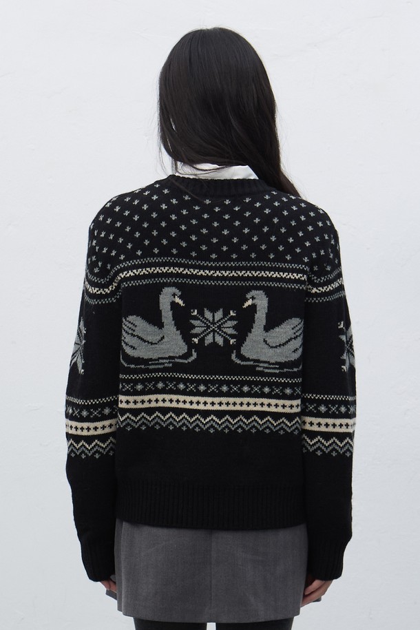 **[25FW] WOMAN 스완 노르딕 니트 가디건 [3COL] / WBE4L04551**

이번 시즌, 포근함과 스타일을 동시에 선사할 여성 노르딕 니트 가디건입니다. 부드러운 울 소재로 제작되어 따뜻하고 편안한 착용감을 제공하며, 가을과 겨울에 훌륭한 보온성을 자랑합니다. 클래식한 무드의 레귤러핏 디자인에 라운드넥, 긴 소매, 버튼 여밈 방식으로 간편하게 착용할 수 있습니다. 특히, 스완(Swan) 패턴이 돋보이는 디자인으로, 캐주얼하면서도 세련된 스타일을 연출하여 출근룩과 모임룩에 모두 활용하기 좋습니다. 블랙, 화이트 등 3가지 색상으로 출시되어 다양한 룩에 매치하기 용이합니다.
