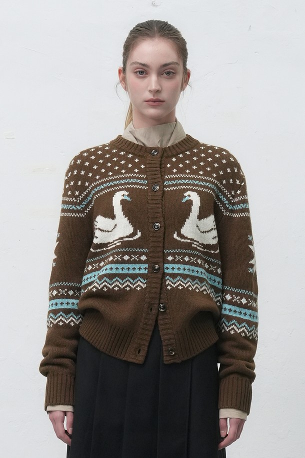 [25FW] WOMAN 스완 노르딕 니트 가디건은 부드러운 울 소재로 제작되어 가을, 겨울 시즌에 따뜻하게 착용할 수 있는 여성용 니트 가디건입니다. 크롭 기장의 레귤러핏으로, 캐주얼한 무드를 연출하며 데이트룩과 모임룩에 적합합니다. 라운드넥 디자인에 긴 소매, 두꺼운 두께감으로 포근함을 더하고, 스케이트 패턴의 노르딕 패턴이 돋보입니다. 버튼 여밈 방식으로 편안하게 착용할 수 있으며, 캐주얼, 클래식, 미니멀 스타일 모두 소화 가능한 활용도 높은 아이템입니다.
