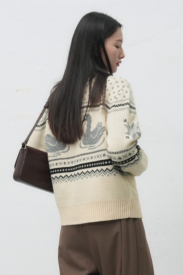 따뜻하고 포근한 [25FW] WOMAN 스완 노르딕 니트 가디건 [3COL]입니다. 부드러운 울 소재로 제작되어 가을, 겨울 시즌에 포근함을 선사하며, 캐주얼한 산책룩에 잘 어울립니다. 레귤러 핏에 라운드넥 디자인으로 편안하게 착용 가능하며, 스완(백조) 패턴과 노르딕 패턴이 더해져 여성스러운 감성을 더합니다. 긴 소매 기장의 두꺼운 니트 가디건으로, 버튼 여밈 방식이며 브라운, 아이보리 두 가지 컬러로 만나보실 수 있습니다.
