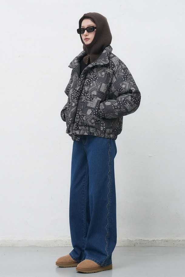 [25FW] WOMAN 스티치 바라클라바 [4COL] / WBE4L91526는 부드러운 울과 니트 소재로 제작된 여성용 바라클라바입니다. 깊은 모자 깊이와 얼굴 전체를 감싸는 디자인으로 보온성을 극대화하며, 목까지 덮어 겨울철 추위로부터 보호해 줍니다. 브라운 컬러에 스티치 디테일이 더해져 캐주얼, 클래식, 미니멀 스타일 모두 소화 가능하며, 등산룩에도 잘 어울립니다. 두꺼운 두께감으로 따뜻함을 제공하는 겨울 필수 아이템입니다.
