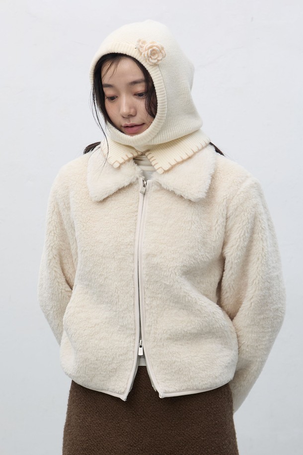 [25FW] WOMAN 스티치 바라클라바 [4COL] / WBE4L91526는 여성용 바라클라바입니다. 부드러운 니트 소재로 제작되어 깊은 모자 깊이와 얼굴 전체 및 목 부분을 따뜻하게 감싸줍니다. 겨울철 일상룩, 겨울 스포츠 활동 시 보온성을 높여주며, 캐주얼, 미니멀, 고프코어 스타일과 잘 어울립니다. 흰색 무지 디자인에 스티치 디테일이 포인트로 들어가 세련된 느낌을 더합니다. 산책룩이나 캠핑룩에 활용하여 스타일리시하면서도 따뜻한 겨울을 보내세요.
