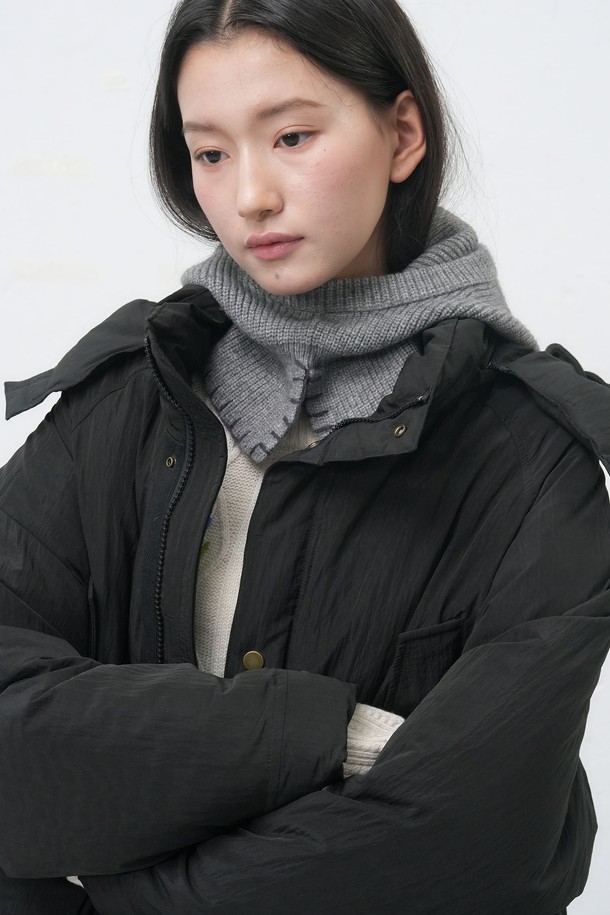 **[25FW] WOMAN 스티치 바라클라바 [4COL] / WBE4L91526**

부드러운 니트 & 울 혼방 소재로 제작되어 포근한 착용감을 선사하는 여성 바라클라바입니다. 깊이감 있는 디자인과 목까지 감싸는 스타일로, 가을과 겨울철 방한에 효과적입니다. 캐주얼, 미니멀, 클래식 스타일 모두 소화 가능한 디자인으로, 스티치 디테일이 포인트입니다. 그레이 컬러로 어떤 옷에도 매치하기 용이하며, 두꺼운 두께감으로 따뜻함을 더했습니다.
