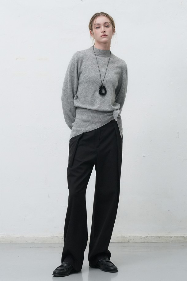 따뜻함과 스타일을 모두 갖춘 [25FW] 우먼 울 베이직 니트 스카프입니다. 부드러운 울 소재로 제작되어 가을, 겨울철 보온성을 책임집니다. 베이직한 디자인으로 클래식, 미니멀, 캐주얼 등 다양한 스타일에 매치하기 좋습니다. 5가지 다채로운 컬러로 출시되어, 취향에 맞게 선택하여 데일리 룩에 포인트를 더해보세요. 여성스러운 실루엣을 연출하며, 어떤 옷차림에도 자연스럽게 어울립니다.
