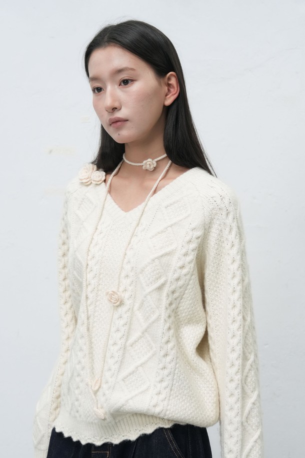 [25FW] WOMAN 핸드메이드 니트 플라워 브로치 세트 [3COL]는 여성스러운 스타일을 완성하는 핸드메이드 브로치 세트입니다. 가을과 겨울에 어울리는 니트 소재로 제작되었으며, 플라워 패턴 디자인이 특징입니다. 클래식, 걸리시, 로맨틱 스타일을 즐겨 입는 분들께 데이트룩이나 모임룩에 포인트를 더해주는 아이템입니다. 세 가지 컬러로 구성되어 있어, 다양한 스타일에 매치하여 연출할 수 있습니다. 각 브로치는 섬세하게 제작되어 니트 특유의 따뜻하고 포근한 느낌을 선사합니다.
