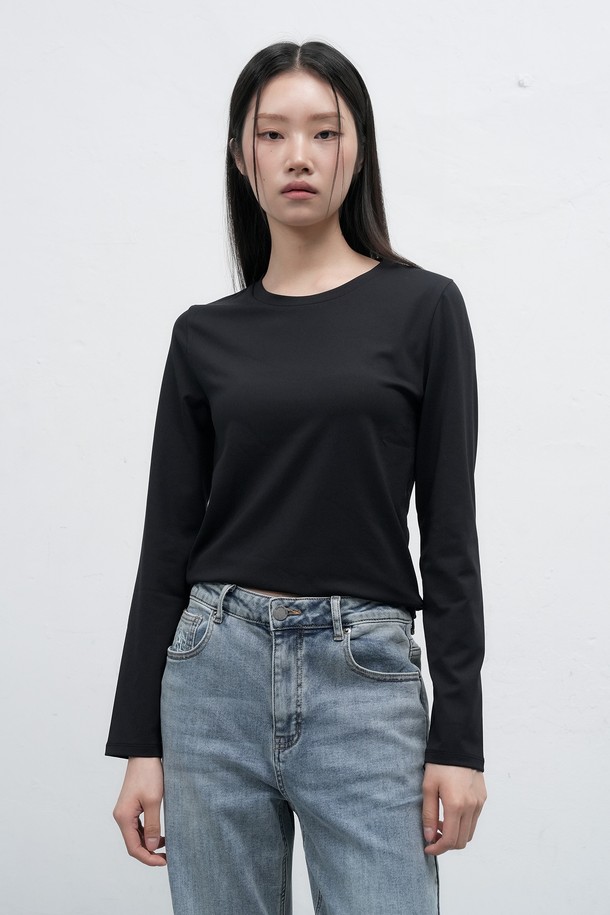 **[25FW] WOMAN 히트젯 라운드넥 티셔츠 [3COL] / WBE4L01515**는 여성스러운 실루엣을 살려주는 베이직하고 미니멀한 스타일의 긴소매 티셔츠입니다. 가을, 겨울 시즌에 적합하며, 부드러운 촉감의 폴리에스테르 소재에 발열 및 보온 기능을 더해 따뜻하게 착용할 수 있습니다. 레귤러핏 라운드넥 디자인으로 어떤 스타일에도 잘 어울리며, 출근룩에 활용하기 좋습니다. 히트젯 소재를 사용하여 뛰어난 보온성을 제공합니다. 블랙 컬러의 무지 디자인으로, 다양한 하의와 매치하여 미니멀, 클래식, 캐주얼 스타일을 연출할 수 있습니다.
