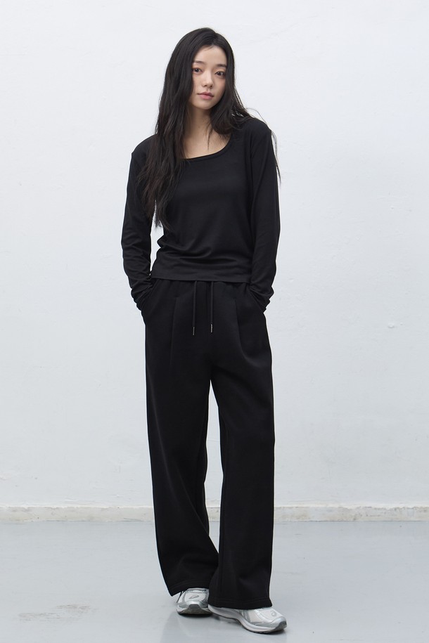 **[25FW] WOMAN 히트젯 히트 U넥 티셔츠 [3COL] / WBE4L01516**

쌀쌀한 날씨에도 따뜻함을 선사하는 여성용 히트젯 히트 U넥 티셔츠입니다. 블랙, 화이트 2가지 색상으로 출시되어 어떤 옷에도 쉽게 매치할 수 있습니다. 베이직한 디자인에 두꺼운 두께감으로 보온성을 높였으며, 부드러운 촉감으로 편안하게 착용 가능합니다. 일상복 및 출근룩으로 활용하기 좋으며, 미니멀, 클래식, 캐주얼 등 다양한 스타일을 연출할 수 있습니다. 히트젯 기술을 적용하여 뛰어난 발열 기능과 보온성을 제공합니다.
