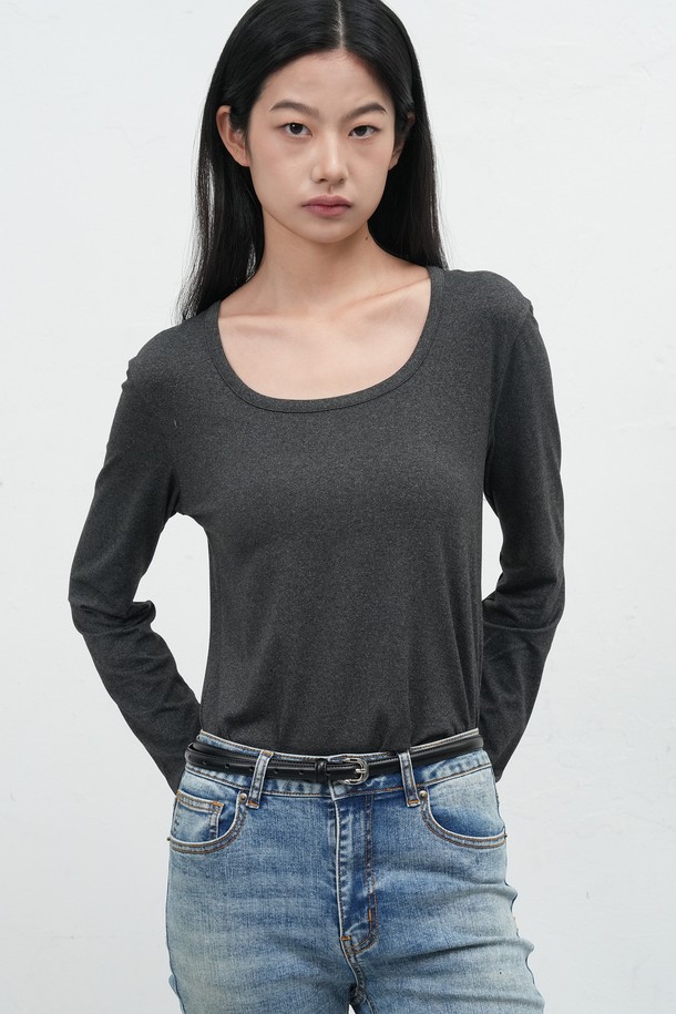 **[25FW] WOMAN 히트젯 히트 U넥 티셔츠 [3COL] / WBE4L01516**

쌀쌀한 가을, 겨울철 따뜻함을 선사할 여성용 히트젯 히트 U넥 티셔츠입니다. 베이직한 디자인에 블랙 컬러로, 다양한 출근룩 및 미니멀, 클래식, 캐주얼 스타일에 활용하기 좋습니다. 면 소재로 제작되어 부드러운 촉감을 제공하며, 레귤러핏과 긴 소매 기장으로 편안한 착용감을 선사합니다. 발열 및 보온 기능의 히트텍 소재로 제작되어 추운 날씨에도 따뜻하게 몸을 보호해 줍니다.
