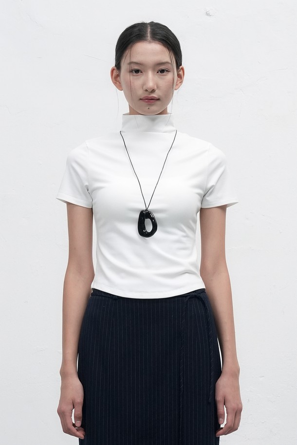 여성스러운 실루엣을 연출하는 [25FW] 우먼 히트젯 하프넥 반팔 티셔츠입니다. 부드러운 면 소재에 히트젯 기능성 원단을 더하여 흡습 기능과 편안한 착용감을 제공합니다. 미니멀하고 베이직한 디자인으로 캐주얼 스타일은 물론 휴가룩, 집콕룩 등 다양한 TPO에 활용 가능합니다. 레귤러핏과 하프넥 디자인, 반소매 기장이 시원하고 세련된 느낌을 더합니다. 화이트 컬러로 어떤 하의와도 쉽게 매치하여 데일리룩을 완성해보세요.
