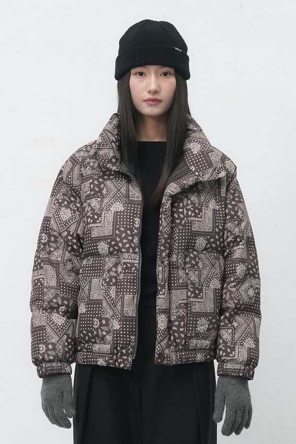 [25FW] UNISEX 에어믹스 페이즐리 푸퍼는 가을, 겨울 시즌에 어울리는 유니섹스 푸퍼입니다. 카키 컬러를 베이스로 페이즐리 패턴이 돋보이며, 캐주얼 및 스트리트 스타일을 모두 소화할 수 있습니다. 에어믹스 소재로 제작되어 부드러운 촉감과 뛰어난 보온성을 제공하며, 오버핏 디자인과 긴소매, 집업 여밈 방식으로 편안하게 착용 가능합니다. 여행룩, 캠핑룩 등 다양한 TPO에 활용 가능하며, 고프코어 스타일 연출에도 좋습니다. 두꺼운 두께감으로 한겨울 추위에도 따뜻하게 몸을 보호해 줍니다.
