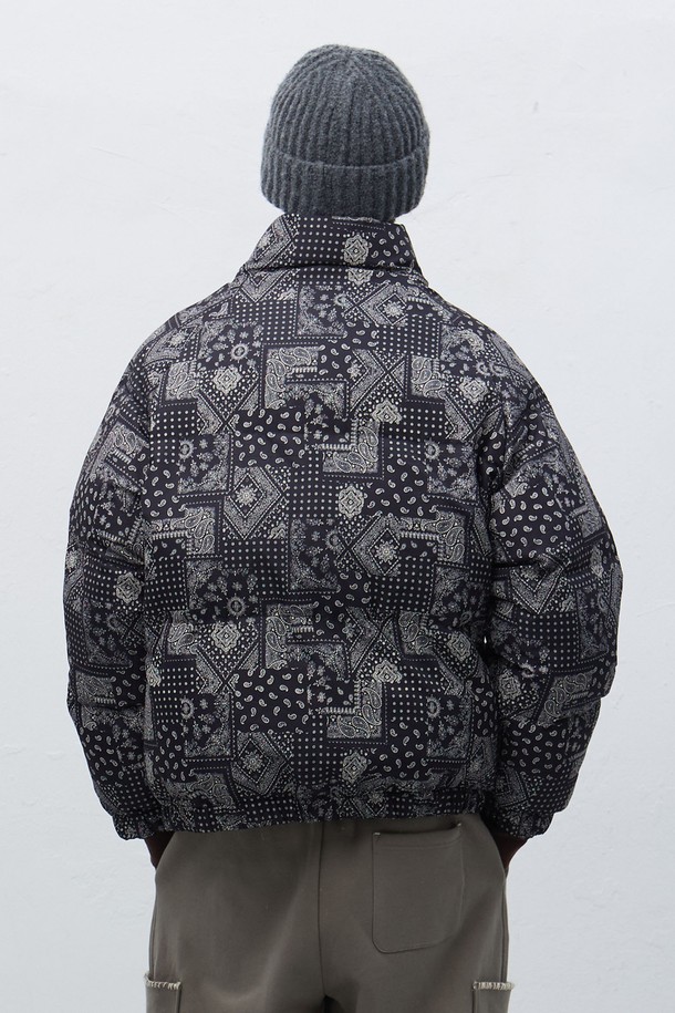 **[25FW] UNISEX 에어믹스 페이즐리 푸퍼 [3COL] / SBE4U07016**

가을, 겨울 시즌에 어울리는 유니섹스 푸퍼입니다. 오버핏 실루엣에 두꺼운 두께감으로 보온성을 높였으며, 부드러운 촉감의 나일론 소재를 사용했습니다. 블랙과 그레이 두 가지 색상으로 출시되었으며, 페이즐리 및 패치워크 패턴이 돋보이는 캐주얼 & 스트릿 스타일의 아우터입니다. 크롭 기장의 집업 스타일로, 긴 소매와 퀄팅, 패딩 디테일이 특징입니다.
