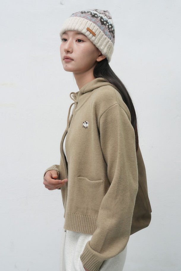 **[25FW] WOMAN 베이비쉽 니트 후드 집업 [3COL] / WBE4L04557**

부드러운 촉감의 베이비쉽 니트 소재로 제작된 여성용 후드 집업입니다. 가을과 겨울, 쌀쌀한 날씨에 따뜻하게 착용하기 좋은 두꺼운 두께감의 레귤러핏 니트입니다. 캐주얼, 베이직, 미니멀, 클래식한 스타일을 연출하기 좋으며, 집콕룩으로 편안하게 즐기기 좋습니다. 베이지, 네이비 2가지 컬러로 출시되었으며, 긴 소매와 후드 디자인이 특징입니다. 무지 패턴으로 어떤 옷에도 쉽게 매치할 수 있어 활용도가 높습니다.
