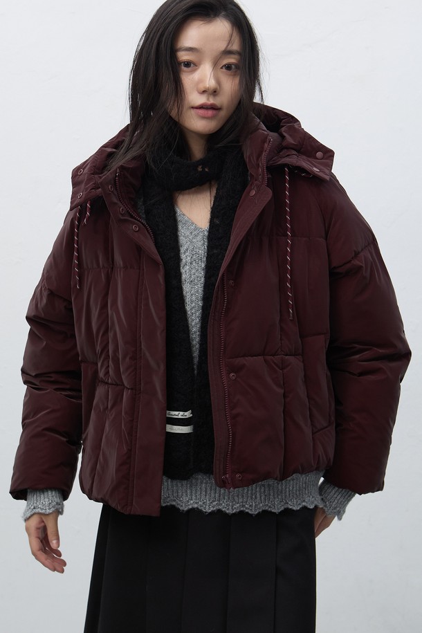 [25FW] WOMAN 스퀘어 퀼팅 후드 숏 푸퍼는 여성용 겨울 아우터로, 캐주얼한 스타일을 연출하기 좋습니다. 부드러운 촉감의 나일론과 폴리에스테르 혼방 소재로 제작되어 보온성을 높였습니다. 숏 기장에 레귤러 핏으로 편안하게 착용 가능하며, 집업 여밈 방식과 후드 디자인으로 실용성을 더했습니다. 스퀘어 퀼팅 패턴이 돋보이며, 화이트, 와인, 블랙 세 가지 색상으로 출시되었습니다. 산책룩, 집콕룩 등 다양한 TPO에 활용 가능하며, 미니멀, 클래식 스타일을 선호하는 분들께 추천합니다.
