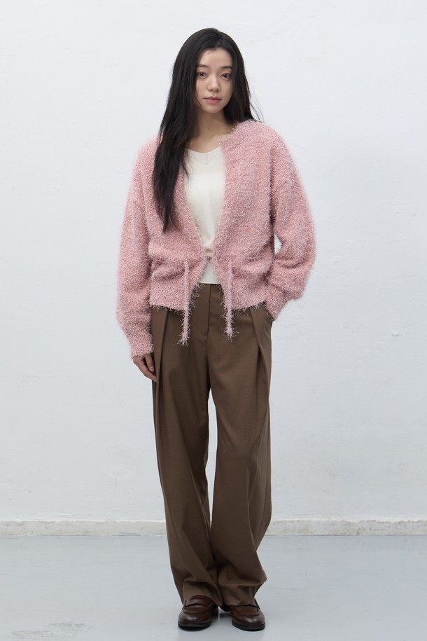 [25FW] WOMAN 와이드 원턱 슬랙스 [2COL]는 여성용 슬랙스로, 다크 베이지와 블랙 두 가지 색상으로 출시되었습니다. 가을, 겨울 시즌에 어울리는 긴 기장의 와이드핏 슬랙스로, 베이직하고 클래식한 스타일을 연출합니다. 원턱 디테일이 특징이며, 오피스룩, 출근룩, 모임룩 등 다양한 TPO에 활용 가능합니다. 미니멀하고 클래식한 스타일을 선호하는 여성에게 적합한 아이템입니다.
