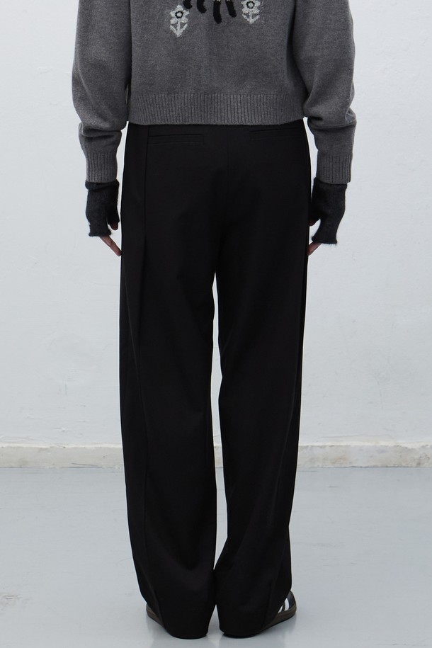 [25FW] WOMAN 와이드 원턱 슬랙스 [2COL]는 여성 고객을 위한 가을/겨울 시즌용 슬랙스입니다. 다크 베이지와 블랙 두 가지 색상으로 출시되었으며, 베이직하고 클래식한 스타일을 연출합니다. 와이드핏과 긴 기장으로 편안하면서도 세련된 핏을 제공하며, 원턱 디테일이 특징입니다. 오피스룩, 출근룩, 모임룩 등 다양한 TPO에 활용 가능하며, 미니멀하고 클래식한 스타일을 선호하는 분들께 추천합니다.
