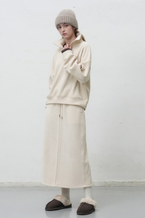 따뜻하고 부드러운 감촉의 [25FW] WOMAN 리브드 벨로아 루즈핏 하프집업입니다. 캐주얼 스타일의 여성 의류로, 가을과 겨울에 활용하기 좋습니다. 넉넉한 루즈핏과 하프넥 디자인으로 편안한 착용감을 선사하며, 부드러운 벨로아 소재가 포근함을 더합니다. 집콕룩, 산책룩 등 다양한 TPO에 매치하여 미니멀하고 클래식한 스타일을 연출해보세요. 2가지 컬러로 제공됩니다.
