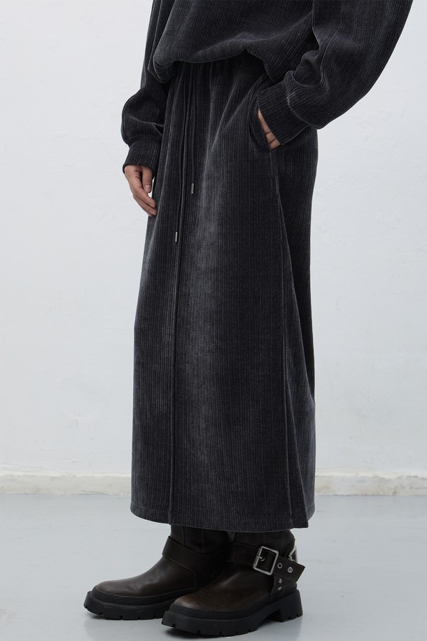 [25FW] 우먼 리브드 벨로아 하프집업 세트 [2COL] / WBE4L51521SET는 부드러운 촉감의 벨로아 소재로 제작된 여성용 하프넥 하프집업 세트입니다. 가을, 겨울 시즌에 적합하며, 보온성을 제공하는 두꺼운 두께감으로 제작되었습니다. 스포티, 캐주얼 스타일을 연출하기 좋으며, 레귤러핏과 무지 패턴으로 미니멀한 디자인을 강조했습니다. 일상 및 스포츠 활동 모두 활용 가능하며, 긴 소매와 집업 여밈 방식으로 편안하게 착용할 수 있습니다. 블랙 색상으로 출시되었습니다.
