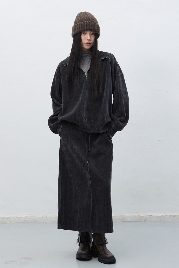 [25FW] WOMAN 리브드 벨로아 밴딩 롱스커트 [2COL]는 부드러운 촉감과 두꺼운 두께감으로 가을, 겨울 시즌에 따뜻하게 착용 가능한 여성 롱스커트입니다. 캐주얼, 베이직 스타일의 무지로, A라인 핏과 루즈핏으로 편안한 착용감을 선사합니다. 벨로아 소재와 밴딩 디테일이 특징이며, 출근룩과 모임룩 등 다양한 TPO에 활용 가능합니다. 블랙과 화이트 두 가지 컬러로 출시되어 미니멀, 클래식한 스타일을 연출하기 좋습니다.
