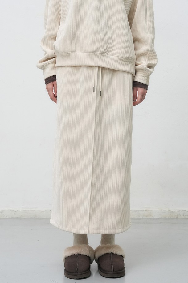 [25FW] WOMAN 리브드 벨로아 밴딩 롱스커트 [2COL]는 부드러운 벨로아 소재로 제작되어 포근한 착용감을 선사하는 여성 롱스커트입니다. 허리 밴딩 처리와 루즈핏 디자인으로 편안한 활동성을 보장하며, A라인 실루엣이 우아한 분위기를 더합니다. 아이보리 색상으로 출시되어 가을, 겨울 시즌 데이트룩, 모임룩 등 다양한 TPO에 활용하기 좋습니다. 베이직하면서도 클래식, 미니멀, 로맨틱 스타일을 모두 소화할 수 있는 매력적인 아이템입니다.
