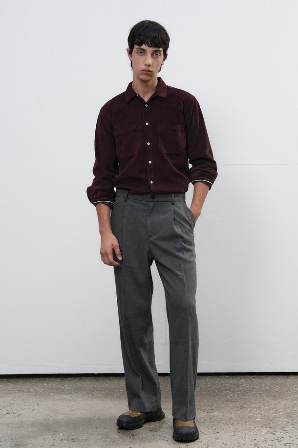 세련된 남성 스타일을 완성할 '[25FW] MAN 클래식 원턱 와이드 슬랙스'입니다. 가을, 겨울 시즌에 어울리는 긴 기장의 슬랙스로, 그레이, 블랙, 베이지 3가지 기본 컬러로 출시되었습니다. 클래식한 무드의 원턱 디테일과 와이드핏 디자인이 편안하면서도 시크한 분위기를 연출합니다. 출근룩, 비즈니스 캐주얼, 모임룩 등 다양한 TPO에 활용 가능하며, 미니멀하고 시크한 스타일을 연출하기 좋습니다.
