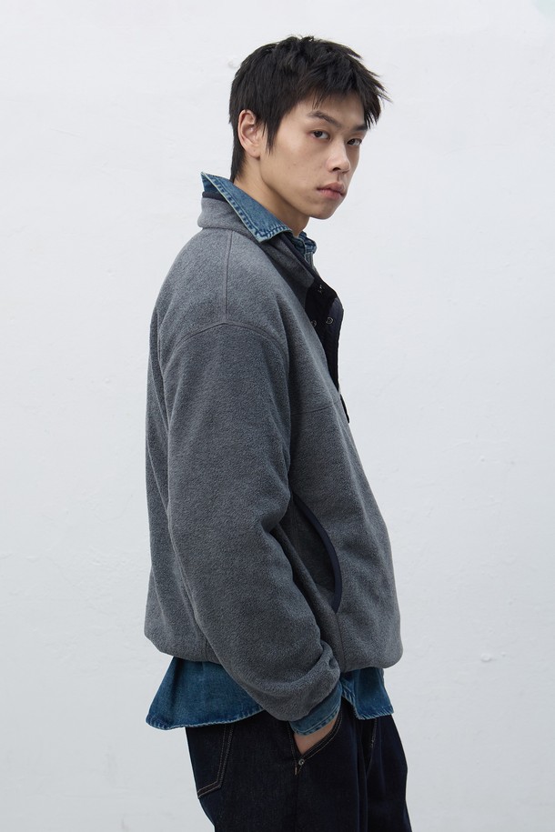 [25FW] UNISEX 소프트 하이넥 플리스 아노락은 부드러운 촉감의 플리스 소재로 제작되어 가을, 겨울철 보온성을 책임지는 아노락입니다. 루즈핏으로 편안한 착용감을 선사하며, 하이넥 디자인과 집업 여밈 방식으로 스타일리시함을 더했습니다. 베이지, 차콜, 브라운 3가지 색상으로 출시되어 다양한 룩에 매치하기 용이하며, 캐주얼, 스포티, 미니멀 스타일을 즐기는 분들께 추천합니다. 산책룩이나 캠핑룩으로 활용하여 따뜻하고 포근한 분위기를 연출할 수 있습니다. 무지 디자인으로 어떤 옷에도 잘 어울려 데일리 아우터로 손색없습니다.
