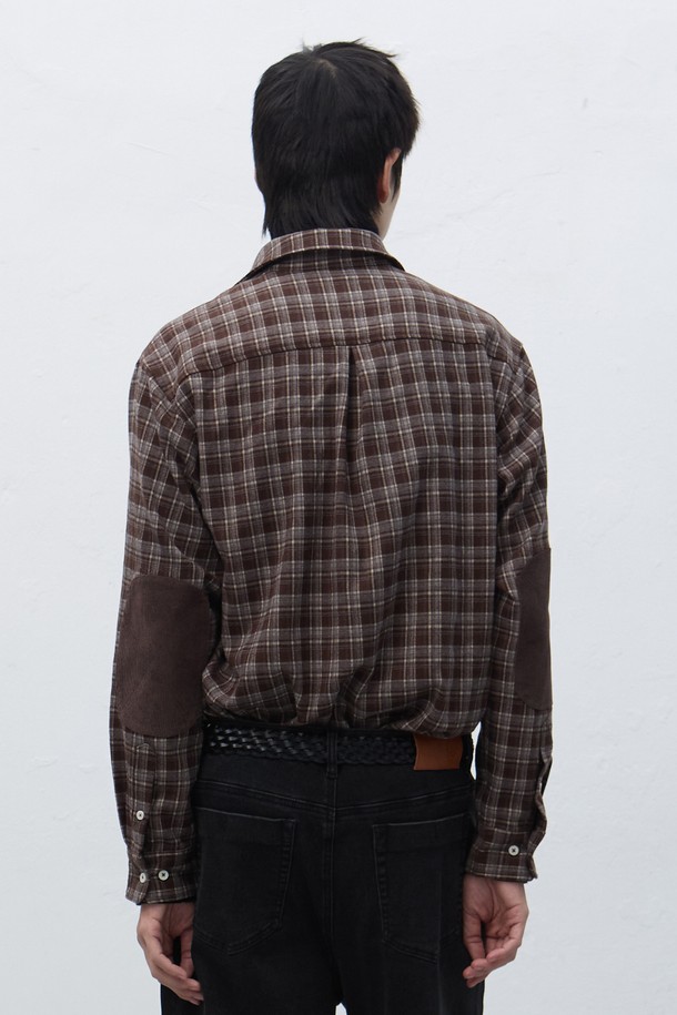 **[25FW] MAN 레귤러핏 플란넬 체크 셔츠 [2COL]**는 가을과 겨울, 일상과 같은 다양한 TPO에 활용 가능한 남성용 셔츠입니다. 부드러운 플란넬 소재와 넉넉한 레귤러핏으로 편안한 착용감을 선사하며, 두 가지 컬러(레드, 브라운)의 체크 패턴이 캐주얼하고 베이직한 스타일을 연출합니다. 출근룩부터 모임룩까지 폭넓게 활용할 수 있으며, 클래식, 미니멀 스타일에도 잘 어울립니다. 긴 소매 기장과 카라 디자인으로 깔끔한 실루엣을 완성합니다.
