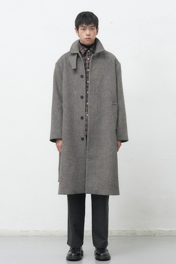 [25FW] MAN 울 블렌디드 발마칸 롱 코트 [2COL]는 남성분들을 위한 아우터입니다. 블랙, 그레이 두 가지 색상으로 출시되었으며, 가을과 겨울에 착용하기 좋습니다. 울 소재와 두꺼운 두께감으로 따뜻함을 제공하며, 레귤러핏과 싱글 버튼 여밈으로 클래식하고 베이직한 스타일을 연출합니다. 출근룩, 비즈니스 캐주얼, 모임룩 등 다양한 TPO에 활용 가능하며, 미니멀하고 시크한 스타일을 완성해 보세요. 긴 소매와 롱 기장으로 세련된 핏을 자랑하는 발마칸 코트입니다.

