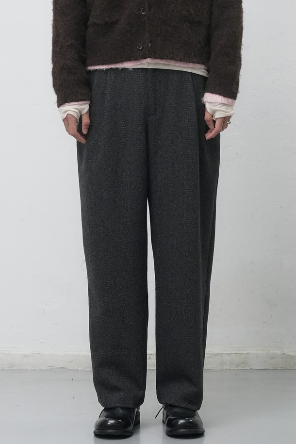 **[25FW] MAN 울 클래식 투턱 슬랙스 [2COL] / SBE4M11011**

가을, 겨울 시즌 남성용 울 소재 클래식 슬랙스입니다. 블랙, 그레이 두 가지 색상으로 출시되었으며, 넉넉한 레귤러핏에 투턱 디테일이 특징입니다. 오피스룩, 비즈니스 캐주얼, 출근룩 등 다양한 TPO에 활용 가능하며, 미니멀하고 클래식한 스타일을 연출하기 좋습니다. 두께감 있는 울 소재로 제작되어 보온성을 높였습니다.
