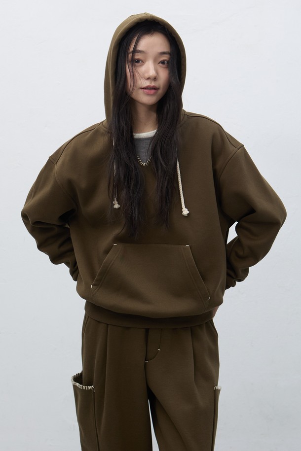 [25FW] UNISEX 스티치 스웻 후드 세트 [3COL]는 부드러운 면 소재로 제작되어 편안한 착용감을 제공하는 유니섹스 후드 세트입니다. 오버핏 디자인으로 트렌디한 스타일을 연출하며, 캐주얼하고 미니멀한 무드를 선호하는 분들께 적합합니다. 가을, 겨울 시즌에 활용하기 좋으며, 집콕룩으로 편안하게 즐기기 좋습니다. 브라운, 그레이, 블랙 세 가지 색상으로 출시되어 취향에 맞게 선택할 수 있으며, 무지 디자인으로 다양한 룩에 매치하기 용이합니다. 후드와 스웻셔츠 세트로 구성되어 있어 간편하게 스타일을 완성할 수 있습니다.
