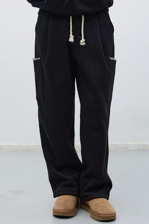 [25FW] 유니섹스 스티치 카고 스웻팬츠는 캐주얼과 스트리트, 미니멀 스타일을 모두 아우르는 디자인입니다. 부드러운 면 소재로 제작되어 편안한 착용감을 선사하며, 가을과 겨울에 적합한 두꺼운 두께감으로 보온성을 높였습니다. 루즈핏으로 활동성을 더하고, 허리 밴딩 처리로 편안하게 착용 가능합니다. 블랙, 카키, 그레이 3가지 컬러로 출시되어 다양한 스타일 연출이 용이하며, 스티치 디테일과 카고 포켓으로 디자인 포인트를 더했습니다. 긴 기장감으로 다리가 길어 보이는 효과를 줍니다.
