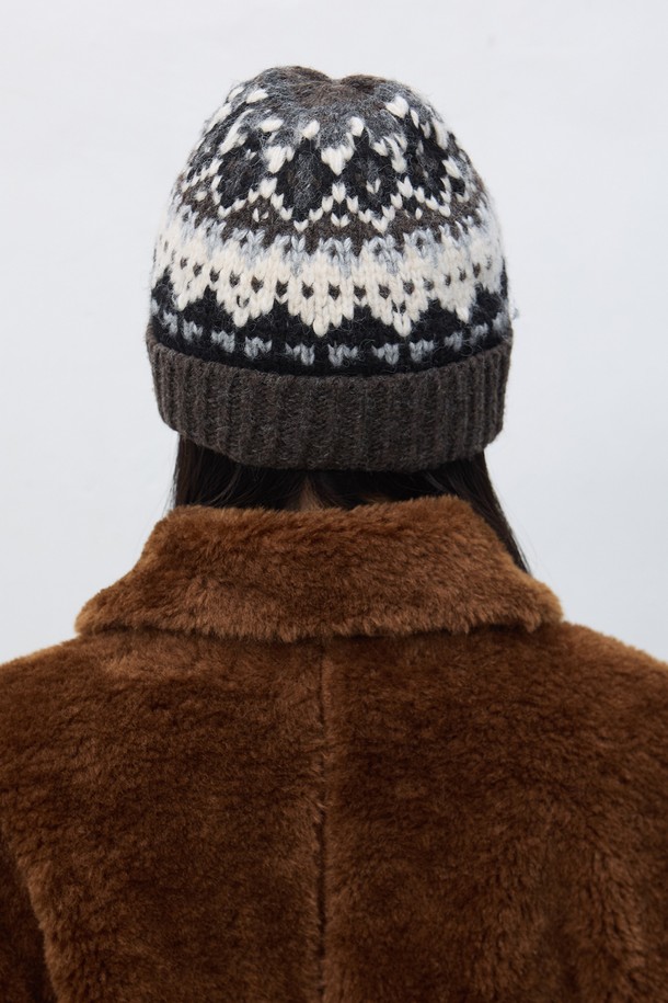 **[25FW] UNISEX 노르딕 비니 [3COL]**는 가을, 겨울 시즌에 어울리는 유니섹스 비니입니다. 울과 아크릴 혼방 소재로 제작되어 부드러운 촉감과 뛰어난 보온성을 자랑합니다. 깊은 모자 깊이와 두꺼운 두께, 노르딕 패턴 디자인이 특징이며, 네이비와 그레이 두 가지 색상으로 출시되었습니다. 출근룩과 연말 모임룩에 클래식, 캐주얼, 미니멀 스타일로 포인트를 더할 수 있습니다.
