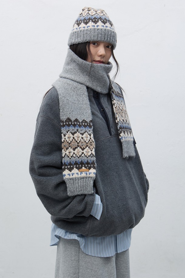 **[25FW] UNISEX 노르딕 비니 [3COL] / SBE4U91012**는 부드러운 울과 아크릴 혼방 소재로 제작되어 가을, 겨울철 따뜻하게 착용할 수 있는 깊이 있는 비니입니다. 유니섹스 디자인으로 남녀 모두 착용 가능하며, 그레이, 화이트, 블랙 3가지 기본 컬러로 출시되어 다양한 스타일과 매치하기 좋습니다. 노르딕 패턴이 디자인되어 캐주얼, 클래식, 미니멀 스타일 모두 소화 가능하며, 특히 출근룩에 포인트를 더할 수 있습니다. 두꺼운 두께감으로 방한 기능까지 갖춘 겨울용 비니입니다.
