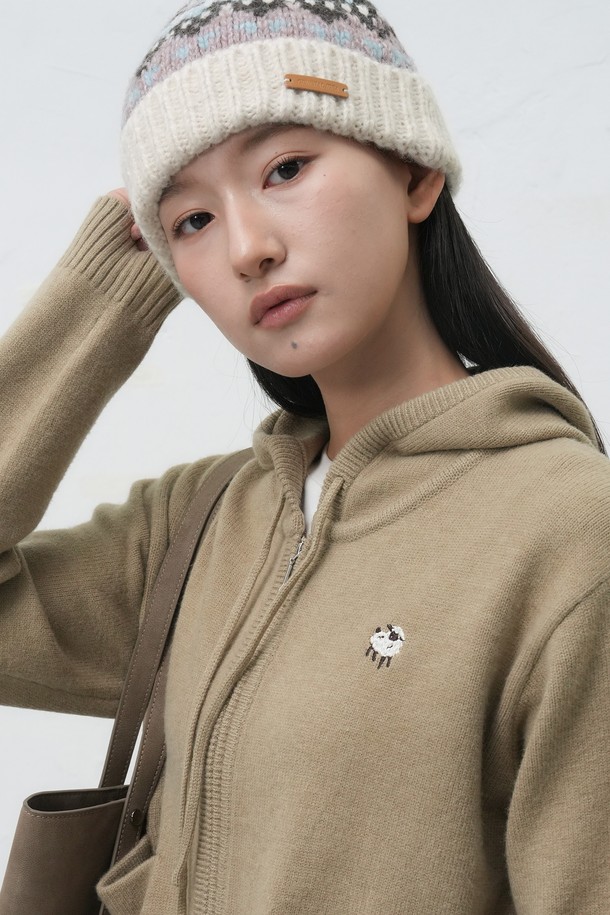 [25FW] UNISEX 노르딕 비니 [3COL]는 울과 아크릴 혼방 소재로 제작되어 부드러운 촉감을 자랑하며, 가을과 겨울철 따뜻하게 착용할 수 있는 방한용 비니입니다. 깊은 모자 깊이와 두꺼운 두께로 보온성을 높였으며, 노르딕 패턴과 니트, 폼폼 장식이 더해져 캐주얼, 클래식, 미니멀 스타일 모두 소화 가능한 디자인입니다. 베이지, 그레이, 브라운 세 가지 색상으로 출시되어 다양한 겨울 의상에 매치하기 용이합니다. 남녀 공용으로 제작되어 유행 없이 오랫동안 착용할 수 있으며 데일리룩에 포인트를 더해줍니다.
