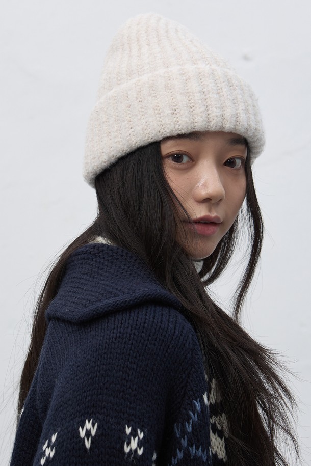 [25FW] UNISEX 하찌 니트 비니 [4COL]는 깊은 모자 깊이와 부드러운 촉감의 니트 소재 비니입니다. 아이보리 색상으로, 가을과 겨울에 따뜻하게 착용하기 좋습니다. 하찌 패턴과 골지 디테일이 돋보이며, 캐주얼, 미니멀, 클래식 스타일을 모두 아우르는 디자인입니다. 유니섹스 제품으로, 남녀 모두 편안하게 즐길 수 있습니다. 두꺼운 두께감으로 보온성을 높였습니다.
